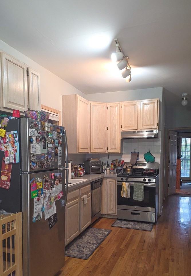 1442 W Chestnut St #1 - Photo 5 of 10