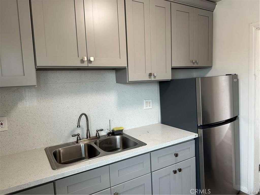 8803 S Hoover St - Photo 3 of 8