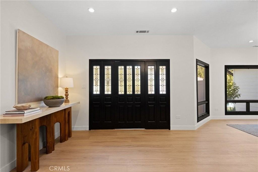 6016 Woodlake Ave - Photo 3 of 26