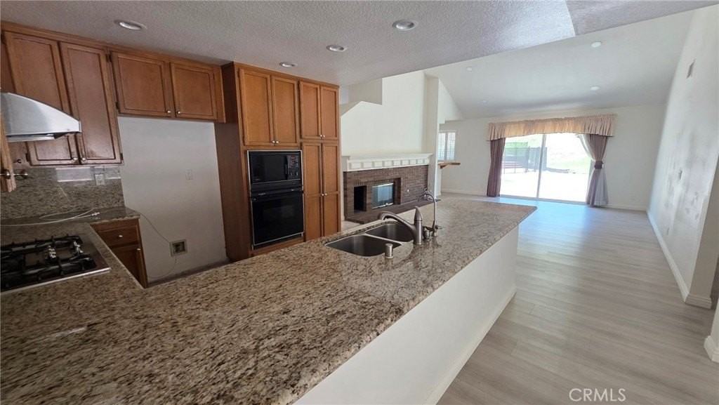20800 Regency Ct - Photo 5 of 27