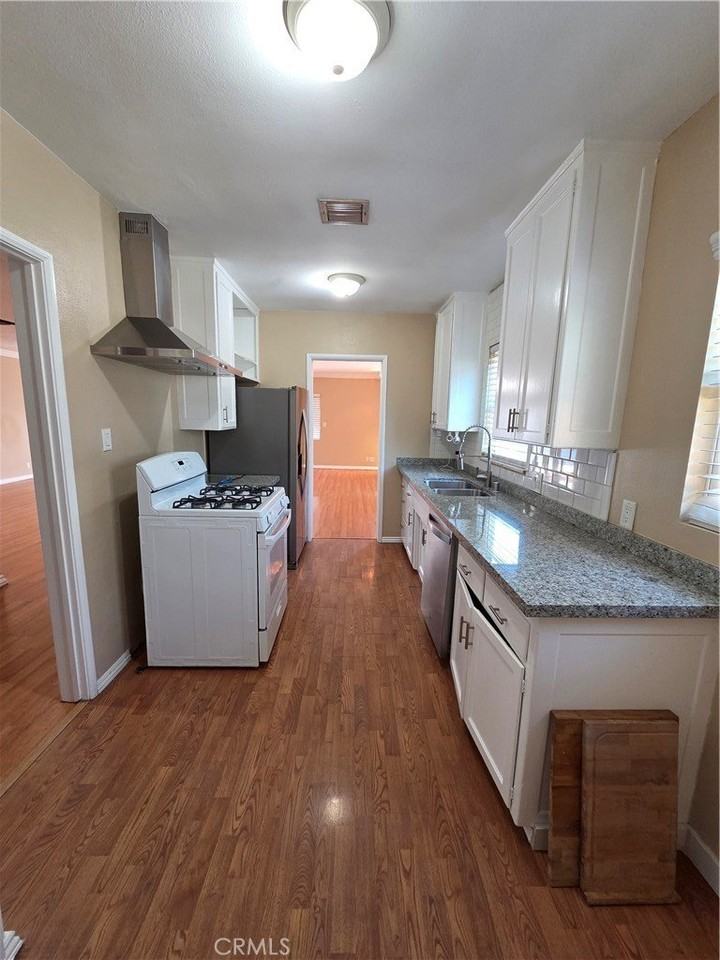 863 N 9th Ave - Photo 4 of 25