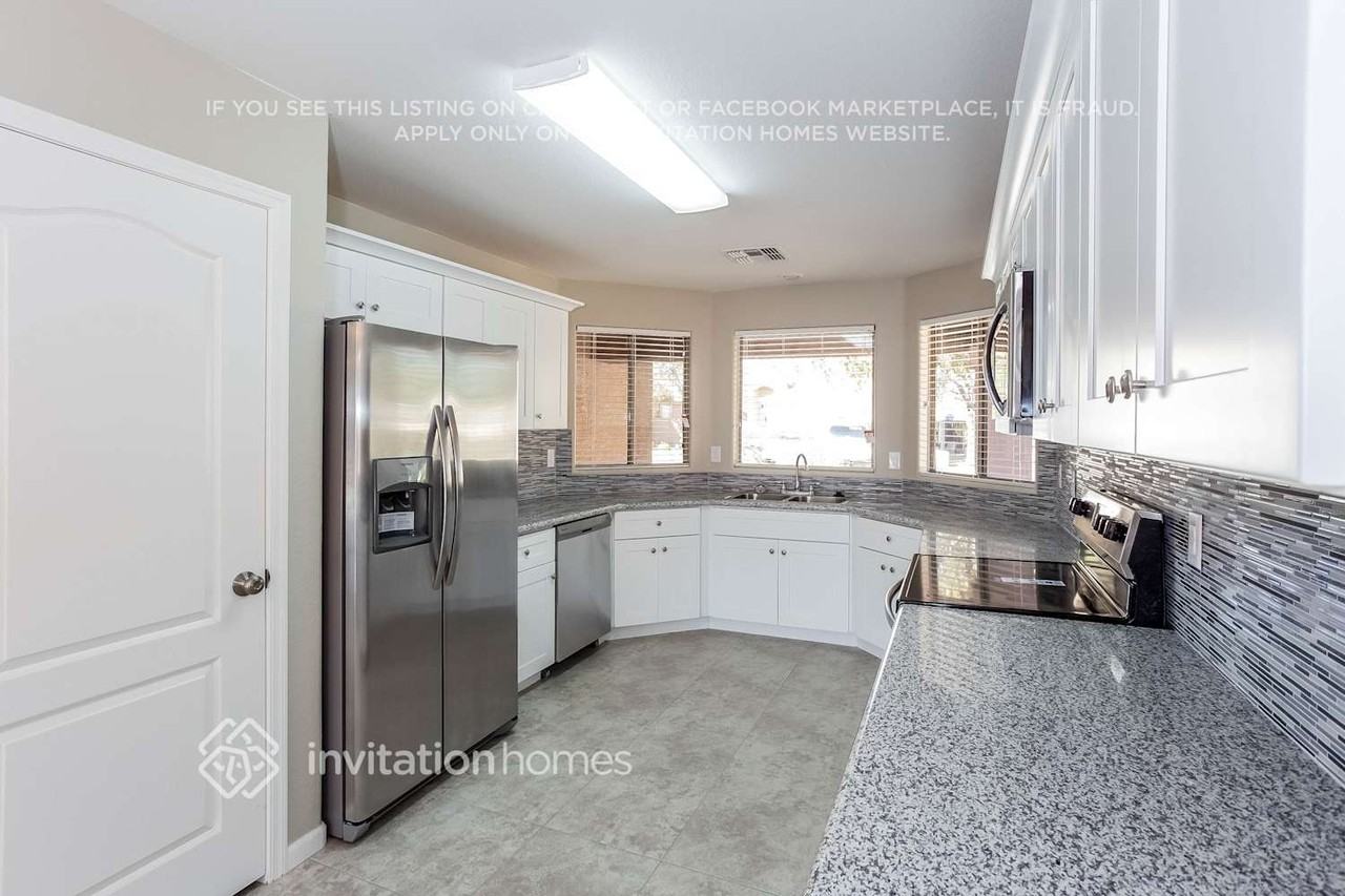 883 E Lovegrass Dr - Photo 5 of 16
