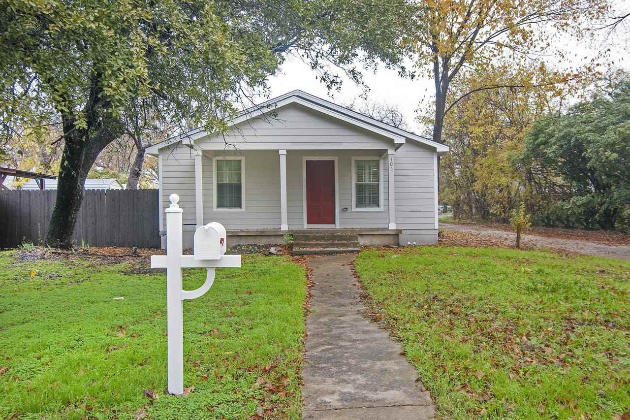 305 College St - Photo 2 of 20