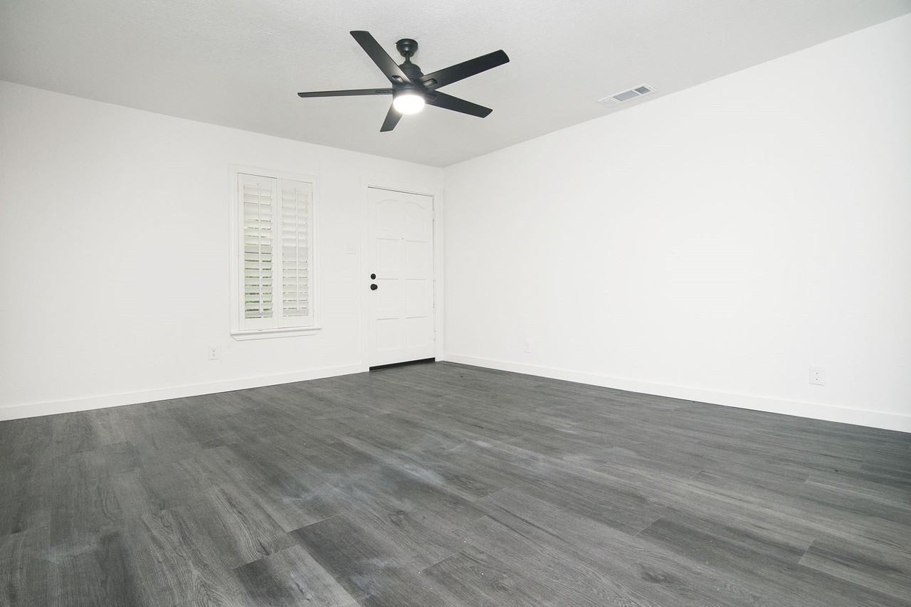 305 College St - Photo 4 of 20