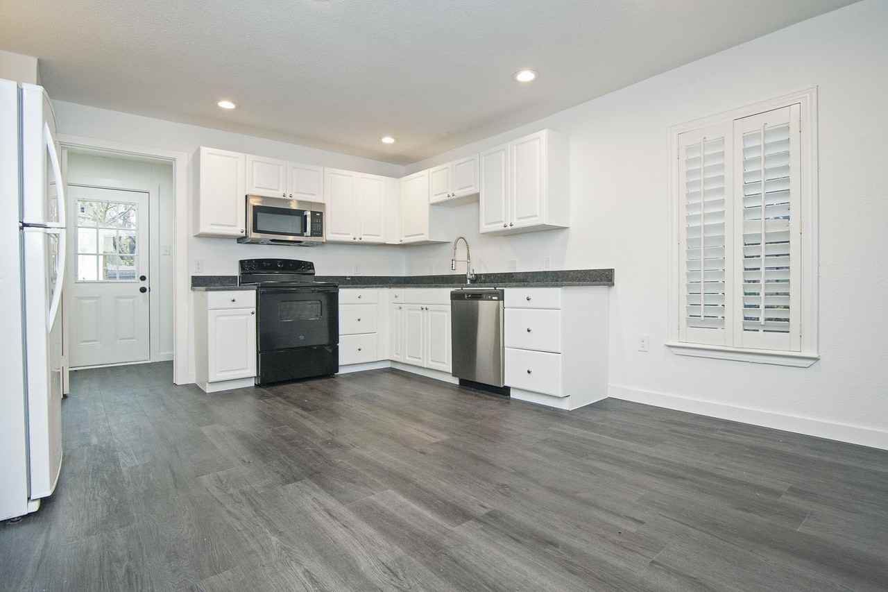 305 College St - Photo 6 of 20