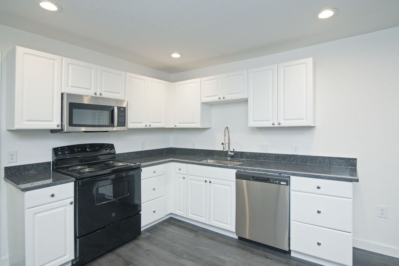 305 College St - Photo 7 of 20