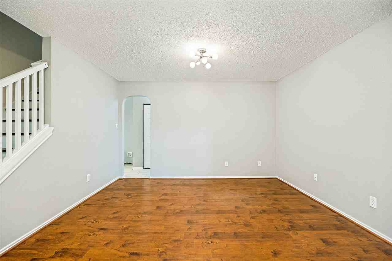 12010 Peachtree Ln - Photo 4 of 39