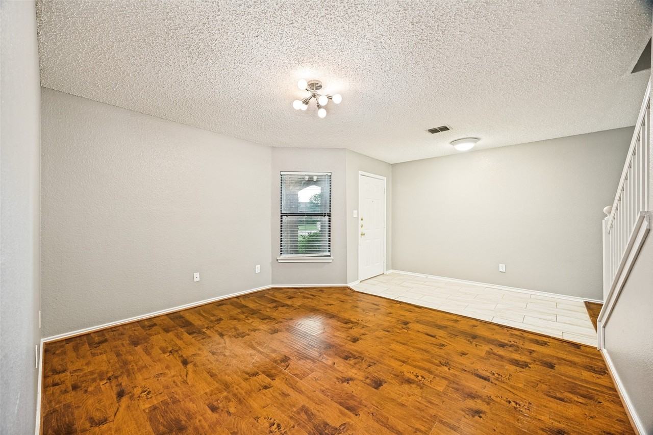 12010 Peachtree Ln - Photo 5 of 39