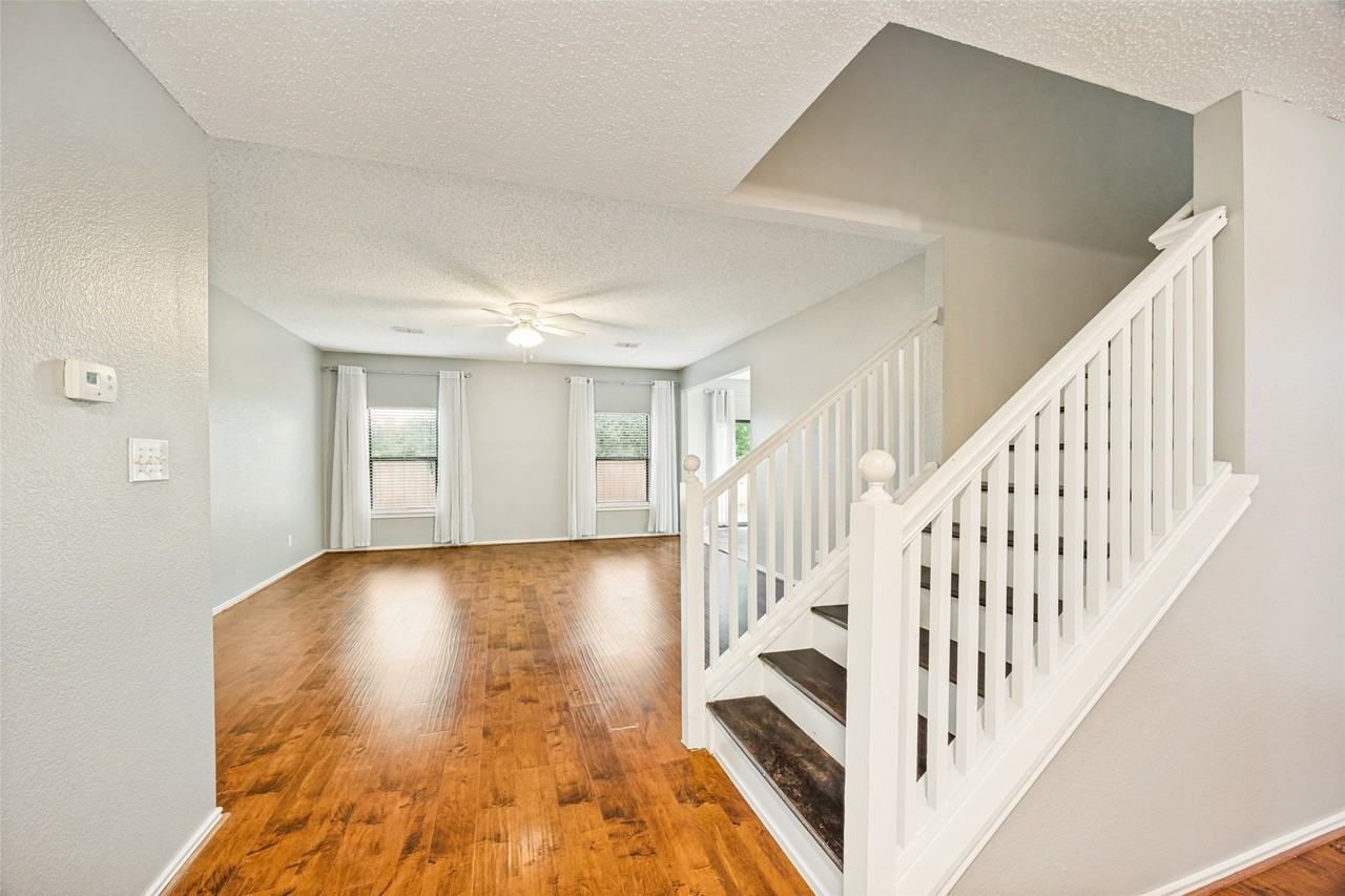 12010 Peachtree Ln - Photo 6 of 39