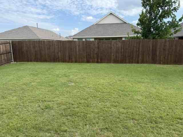 1703 Stonefield Dr - Photo 4 of 18