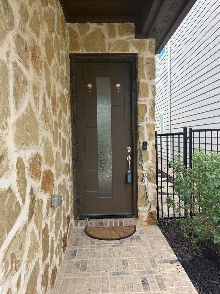 1037 Drew Ln - Photo 3 of 18