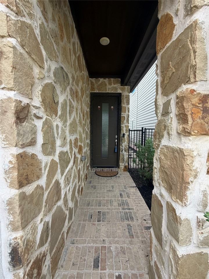 1037 Drew Ln - Photo 4 of 18