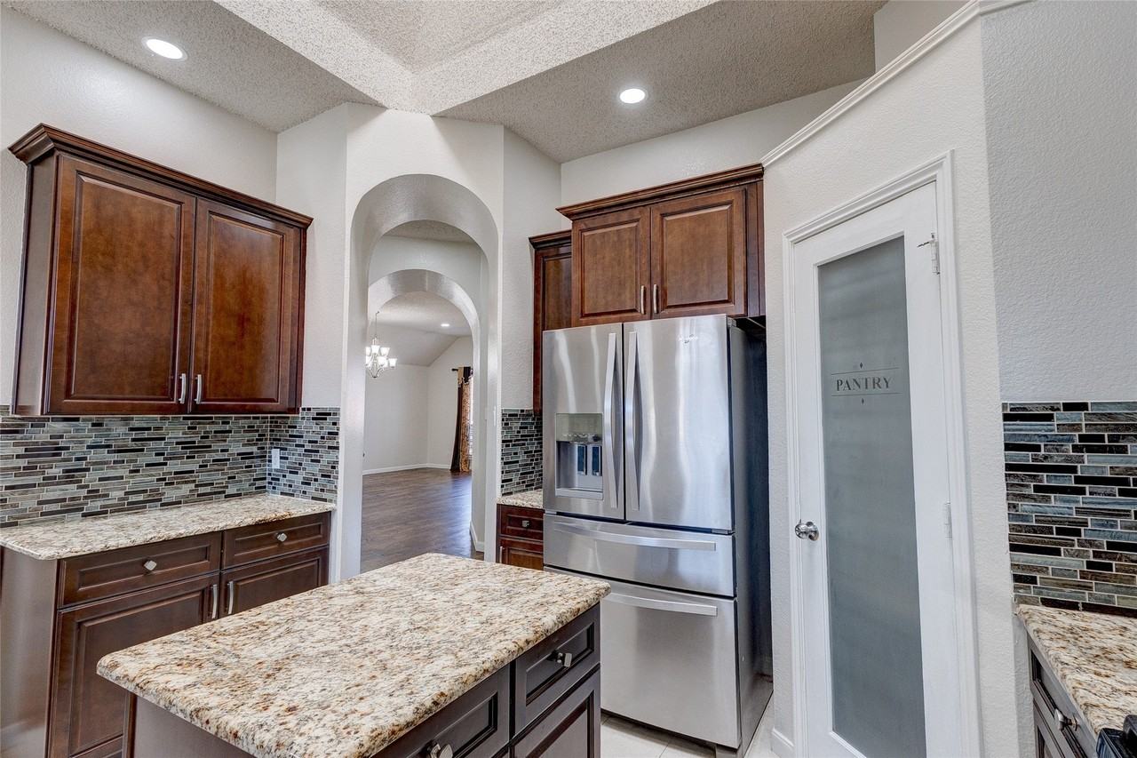 10809 River Oaks Dr - Photo 5 of 36
