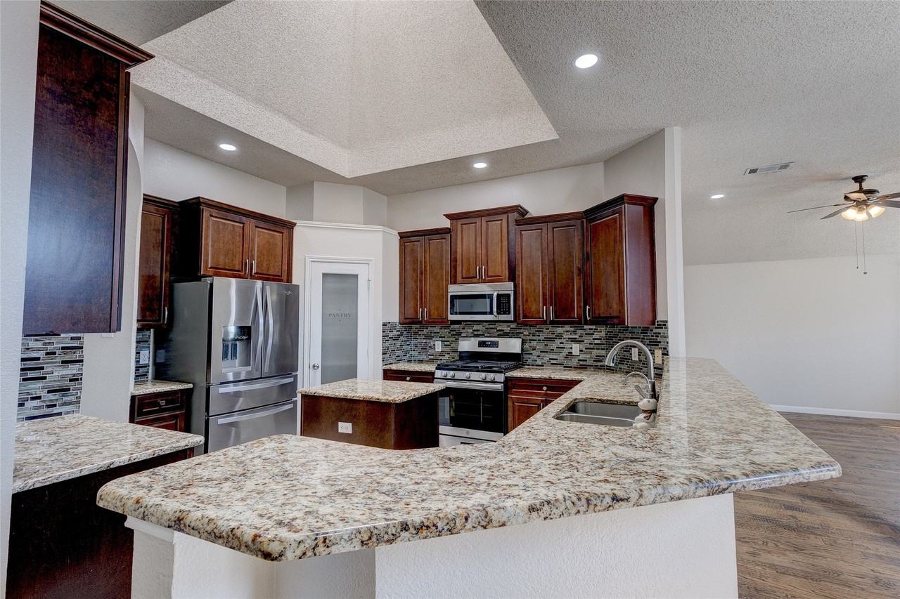 10809 River Oaks Dr - Photo 6 of 36