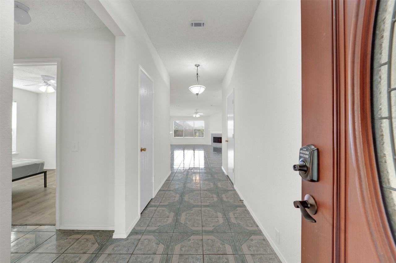 1407 Autumncrest Dr #5 - Photo 3 of 25