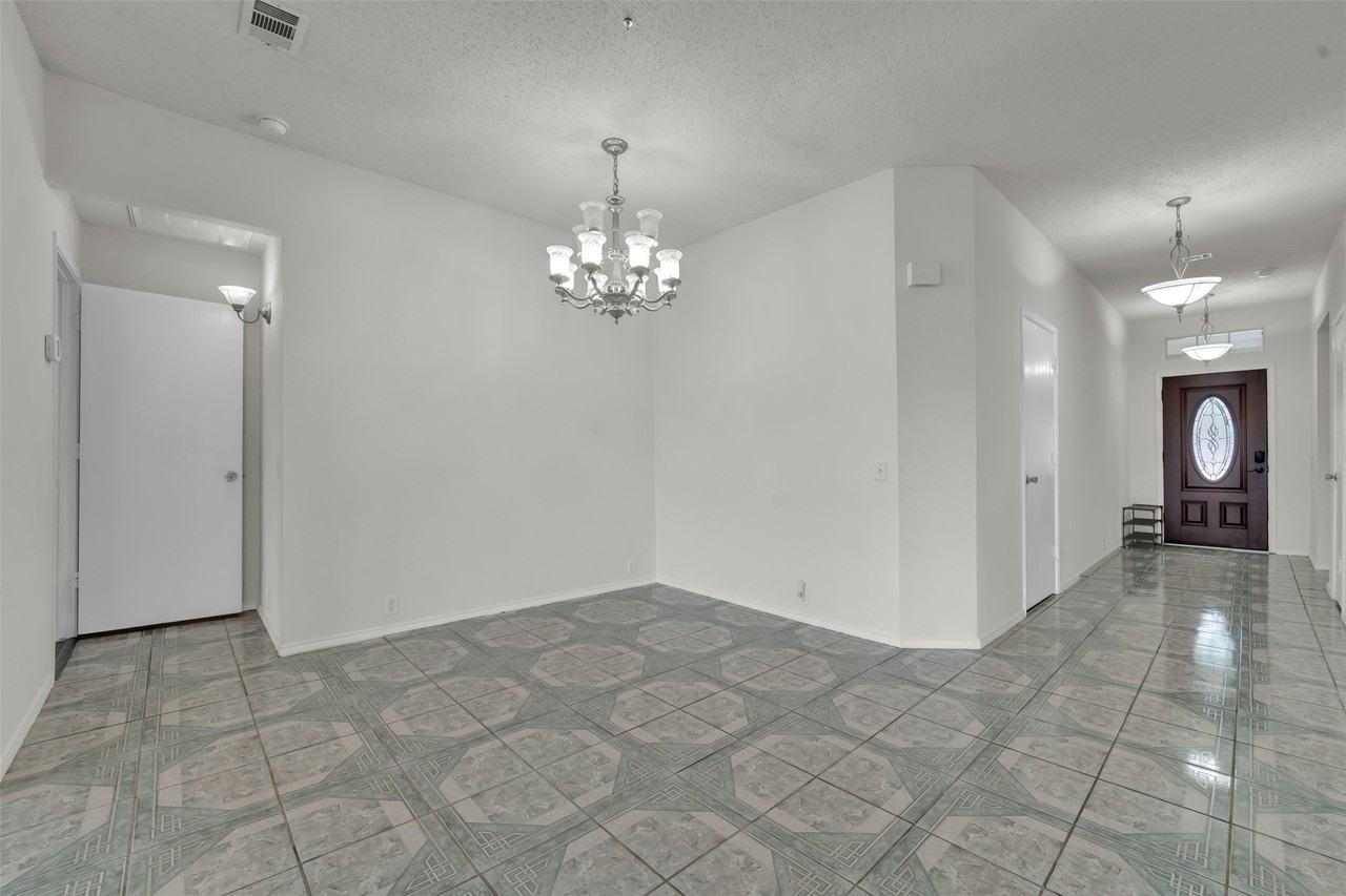 1407 Autumncrest Dr #5 - Photo 4 of 25