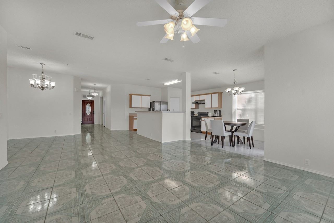 1407 Autumncrest Dr #5 - Photo 5 of 25