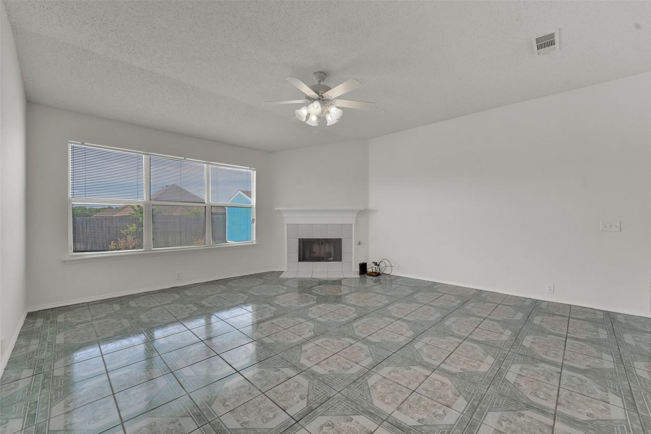 1407 Autumncrest Dr #5 - Photo 7 of 25