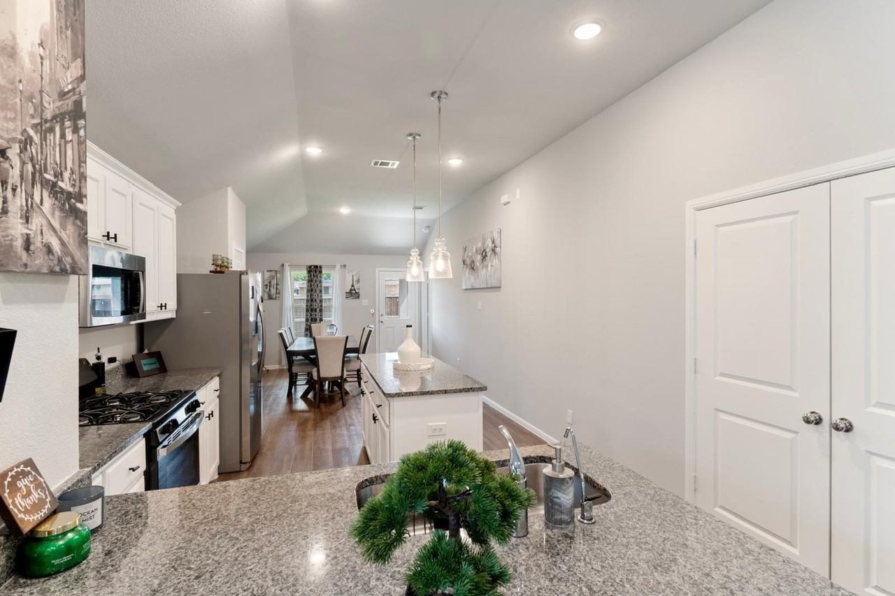 1101 La Esperanza Dr - Photo 4 of 12