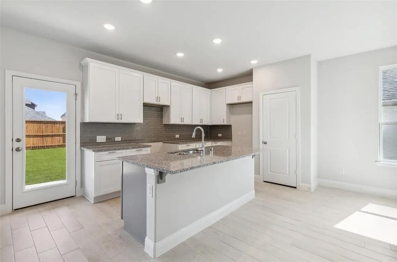 905 Sicily Blvd - Photo 6 of 20