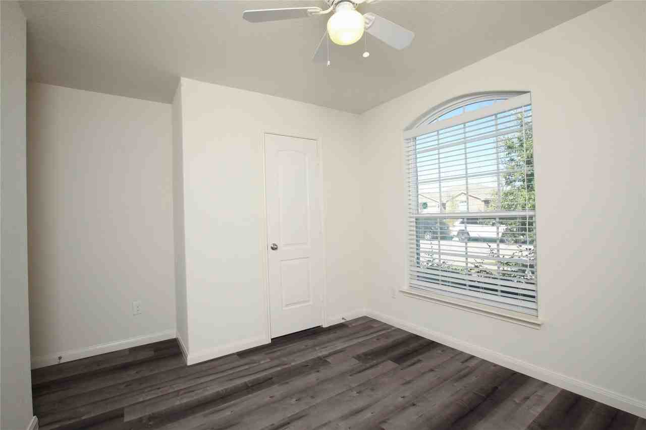 1325 Englemann Dr - Photo 2 of 22