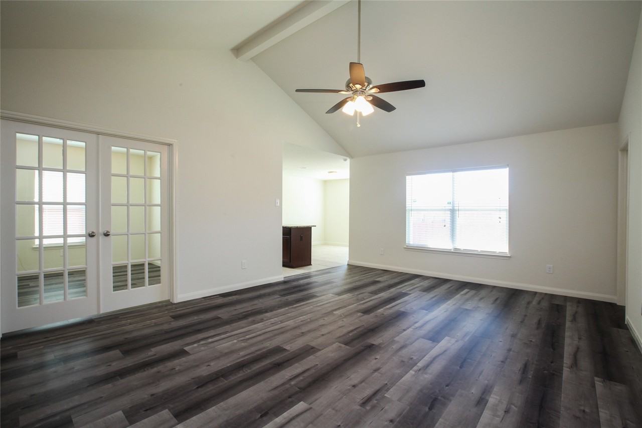 1325 Englemann Dr - Photo 3 of 22