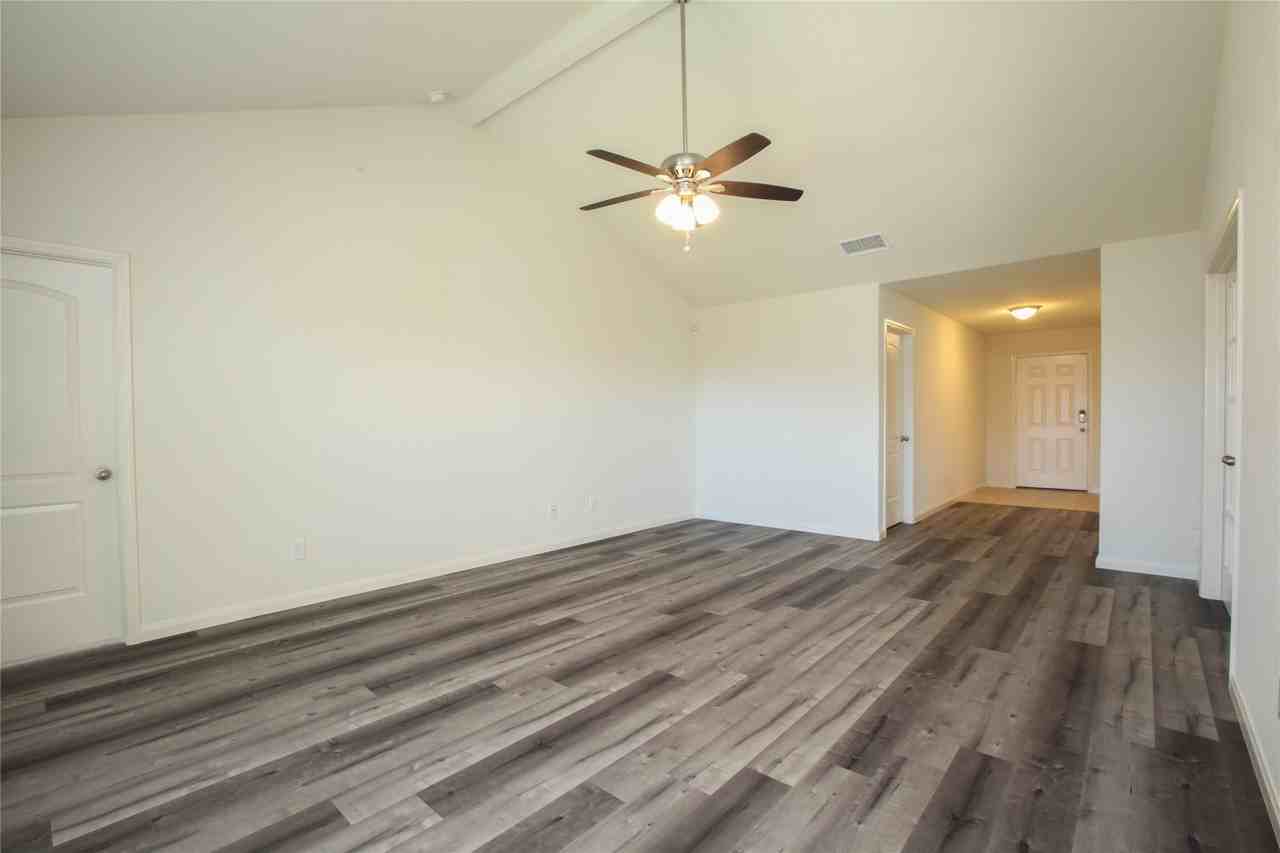 1325 Englemann Dr - Photo 4 of 22
