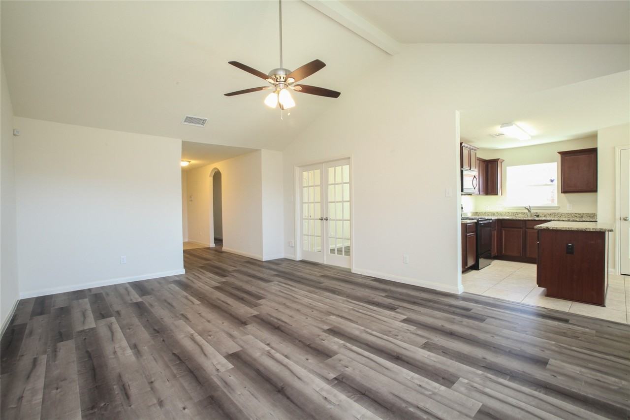 1325 Englemann Dr - Photo 5 of 22