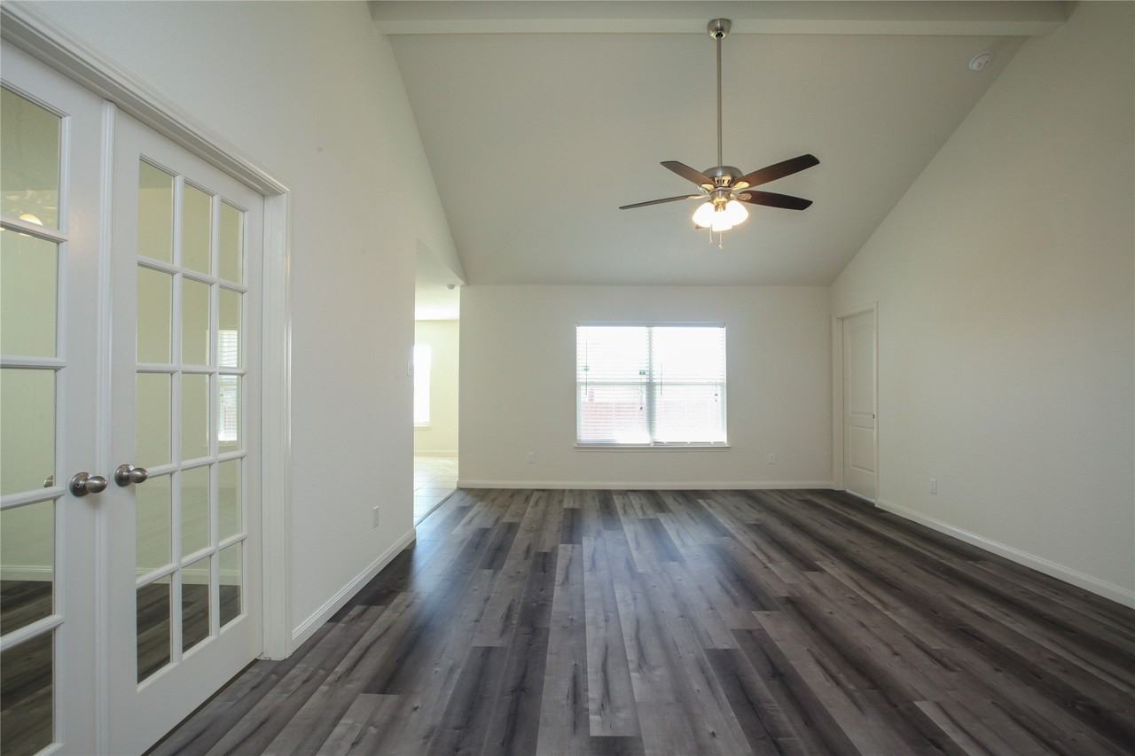 1325 Englemann Dr - Photo 6 of 22