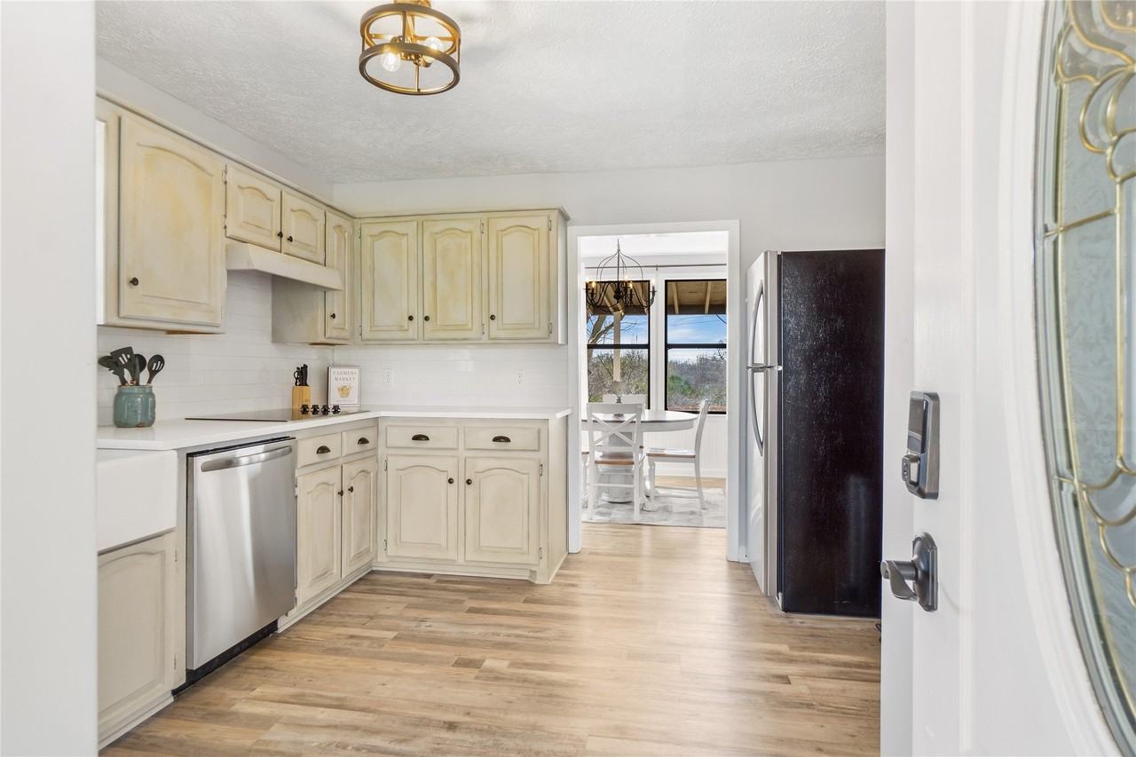 1353 Friendship Rd - Photo 4 of 29