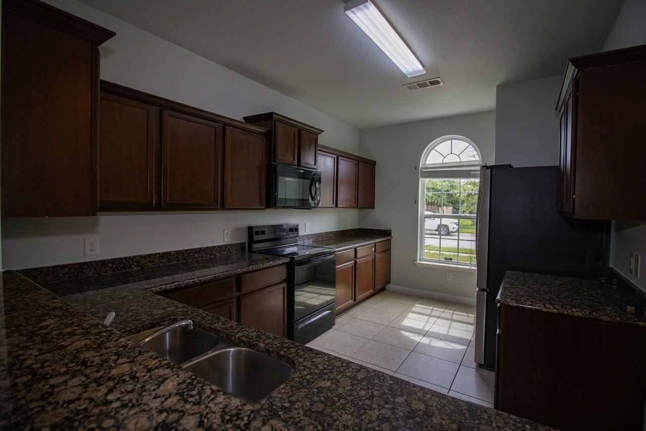 223 Magnolia Dr - Photo 2 of 27