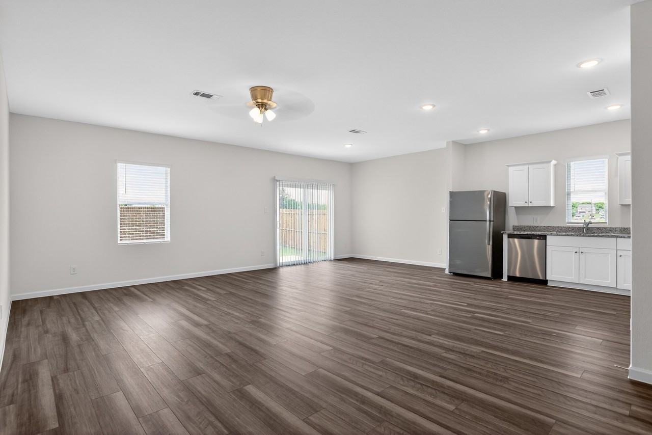 4725 Harlequin Dr - Photo 5 of 20