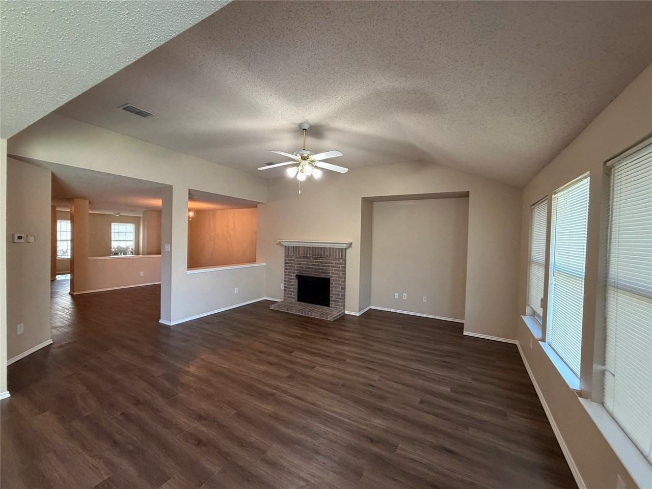 111 Palm Dr - Photo 2 of 9