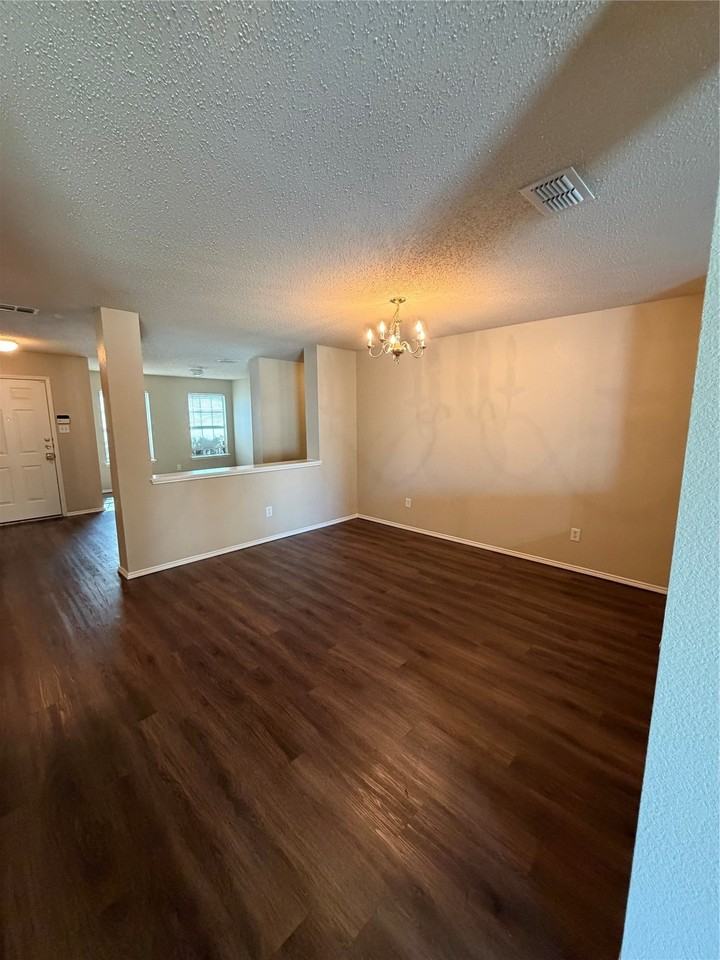 111 Palm Dr - Photo 3 of 9