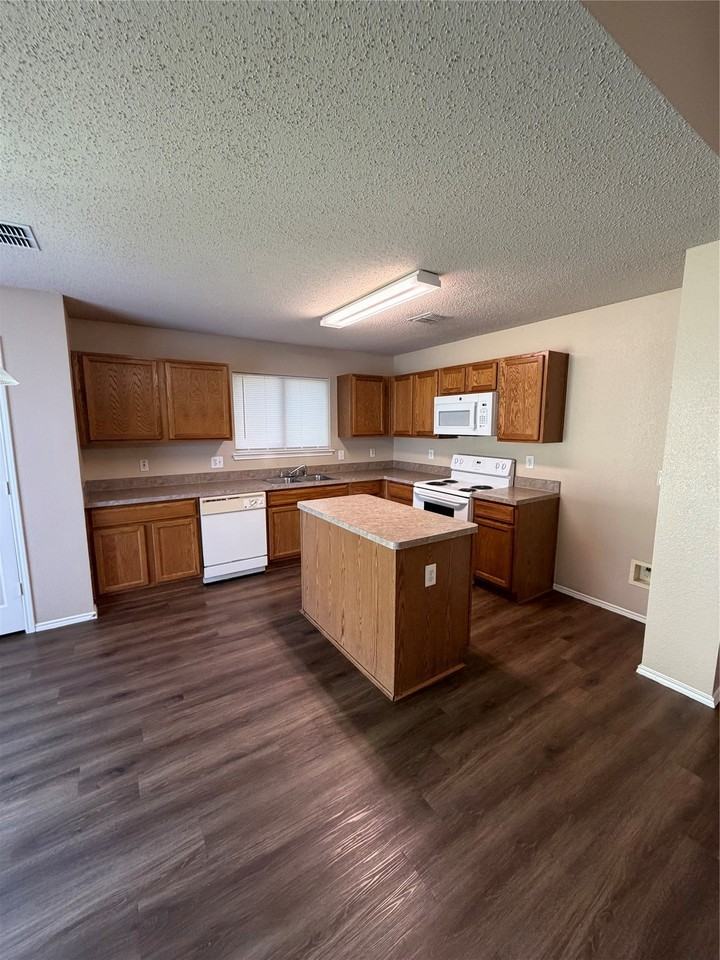 111 Palm Dr - Photo 4 of 9