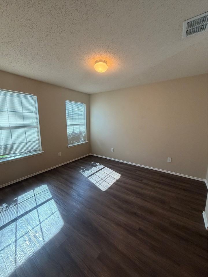111 Palm Dr - Photo 6 of 9