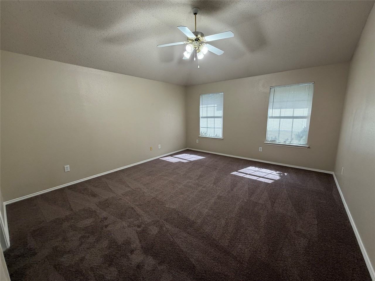 111 Palm Dr - Photo 7 of 9