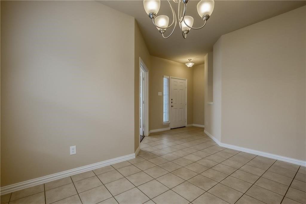 817 Silvermoon Dr - Photo 4 of 16