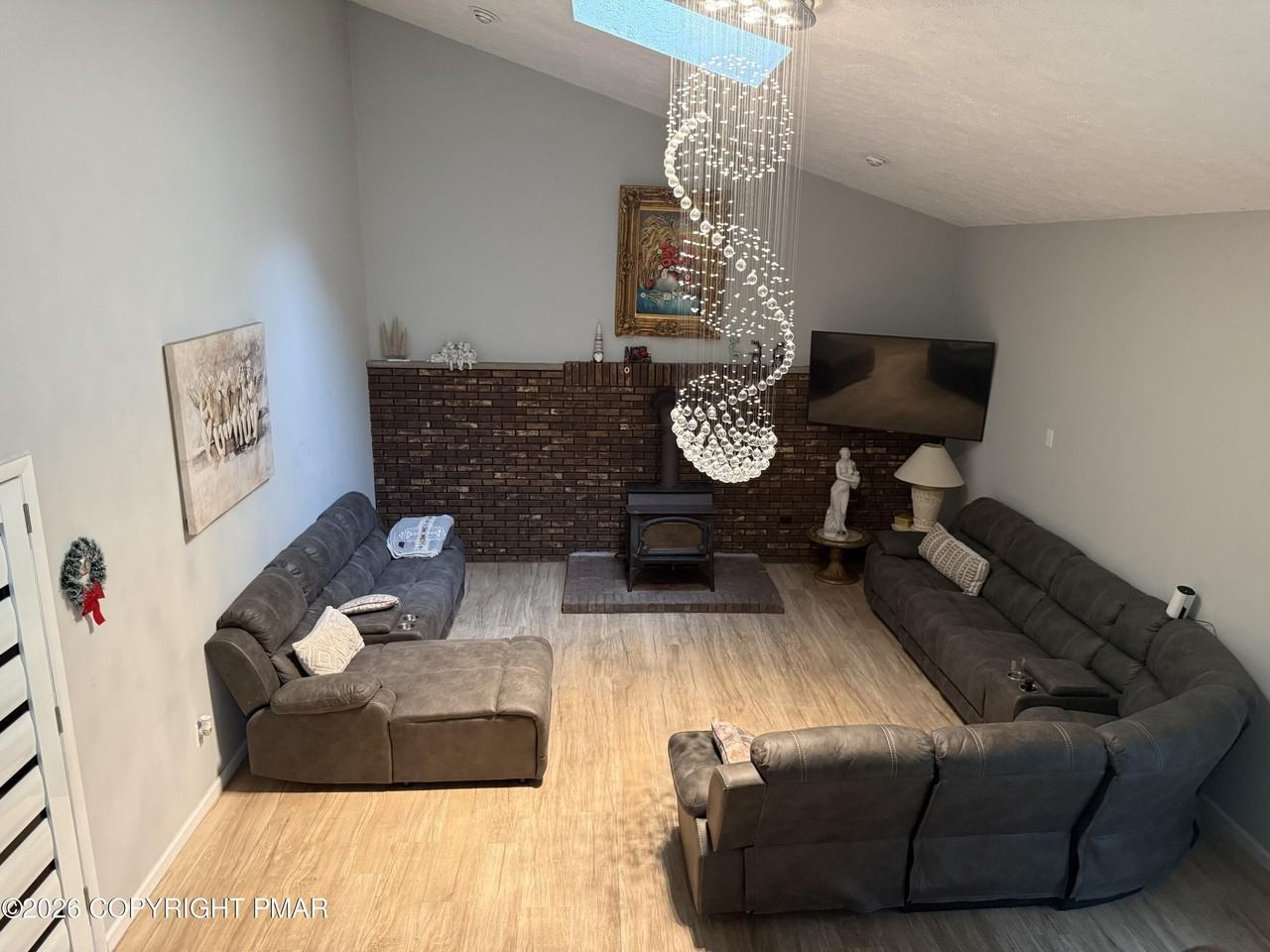 1212 Lisa Ln - Photo 4 of 35