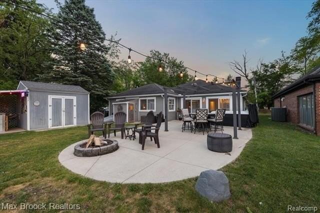 486 Charlevoix St - Photo 3 of 41