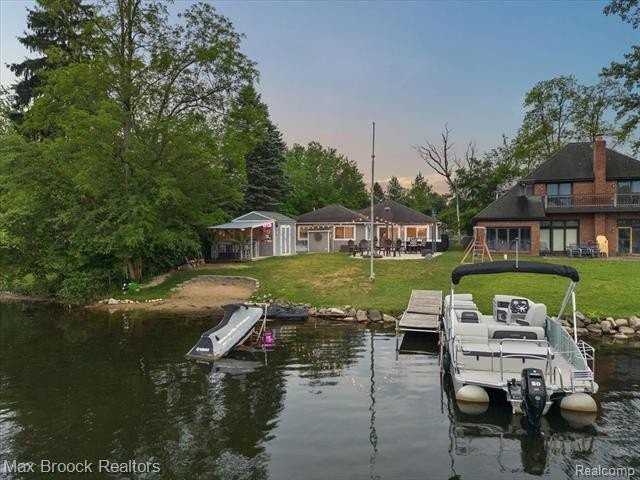 486 Charlevoix St - Photo 4 of 41