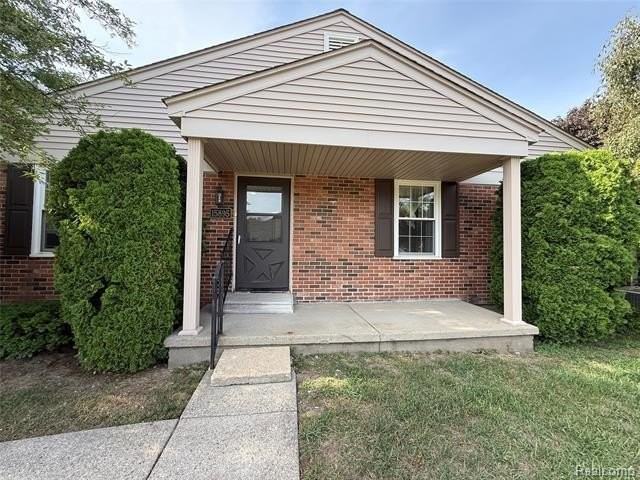 15895 Cambridge Dr - Photo 2 of 25