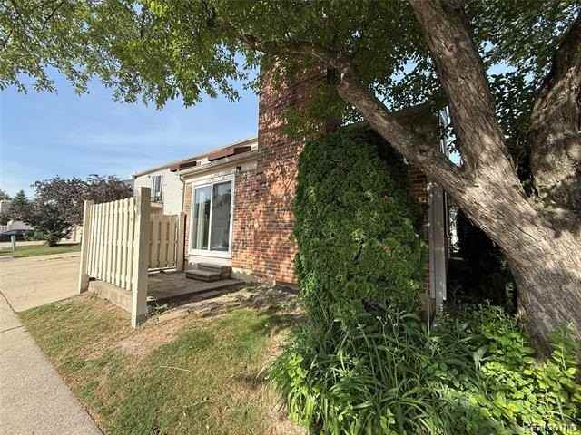 15895 Cambridge Dr - Photo 3 of 25