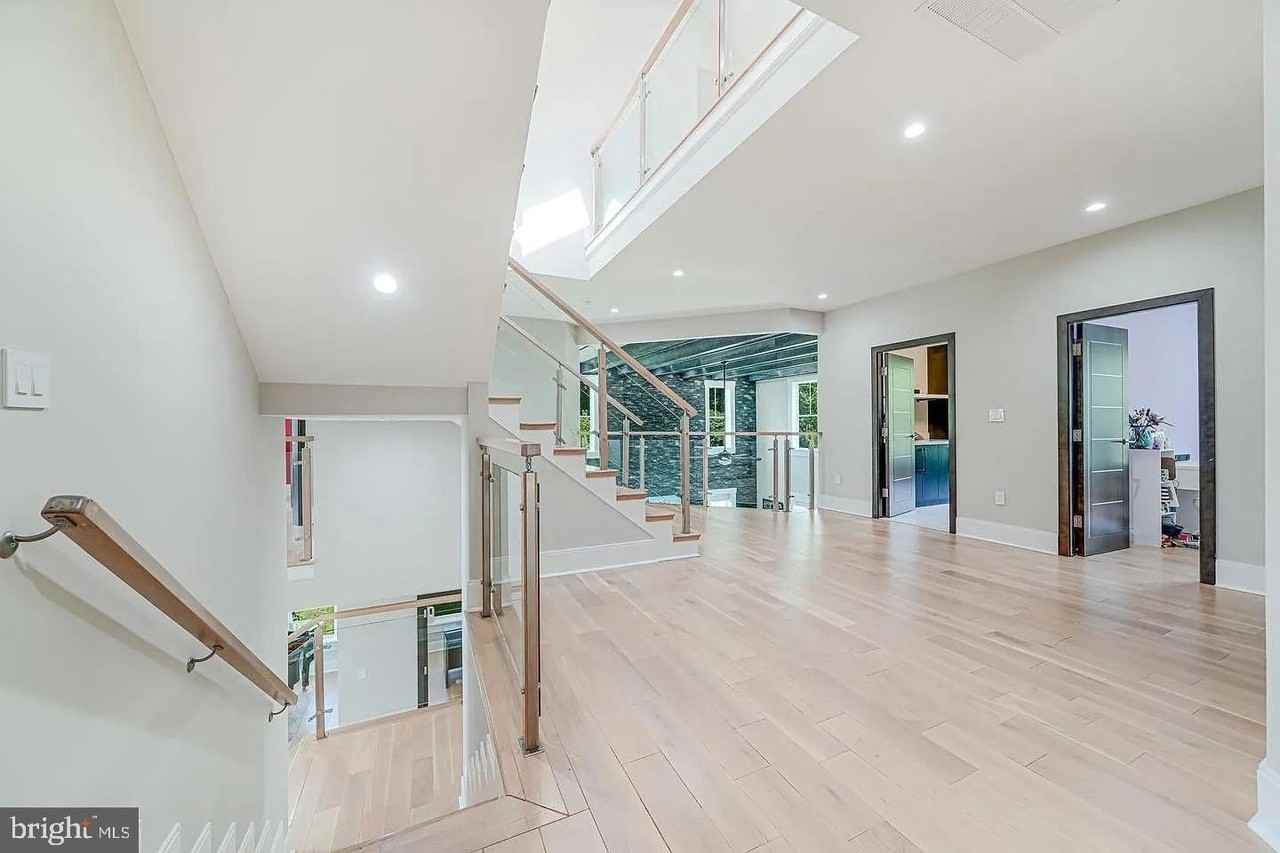 9908 Blake Ln - Photo 4 of 34
