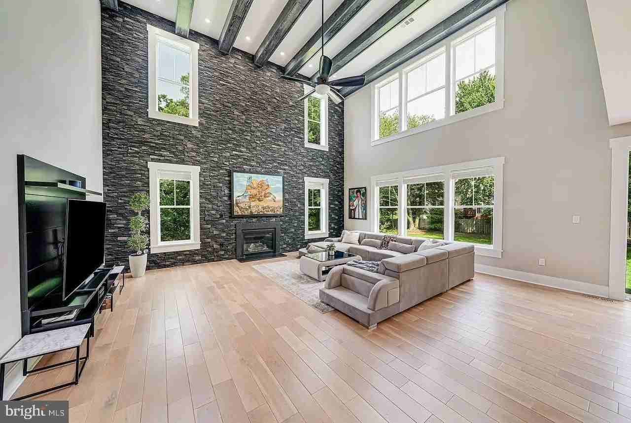 9908 Blake Ln - Photo 7 of 34