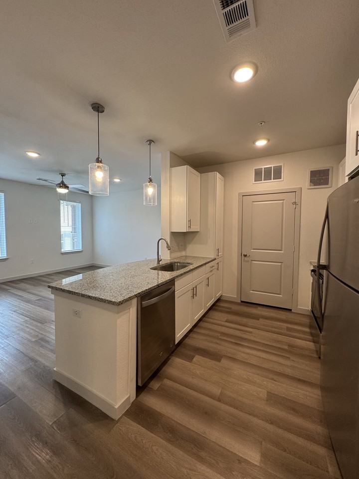1308 Southeast Pkwy #816 - Photo 3 of 7