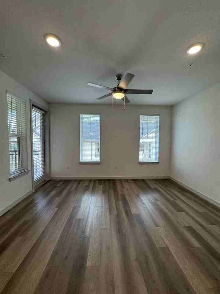 1308 Southeast Pkwy #816 - Photo 4 of 7