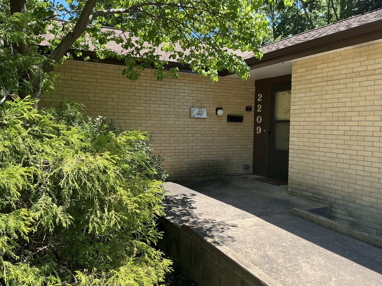 2209 Grange Cir - Photo 3 of 18