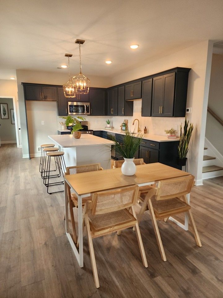 416 Queen Ln - Photo 4 of 7