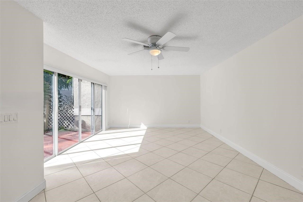 11163 Chandler Dr - Photo 3 of 8